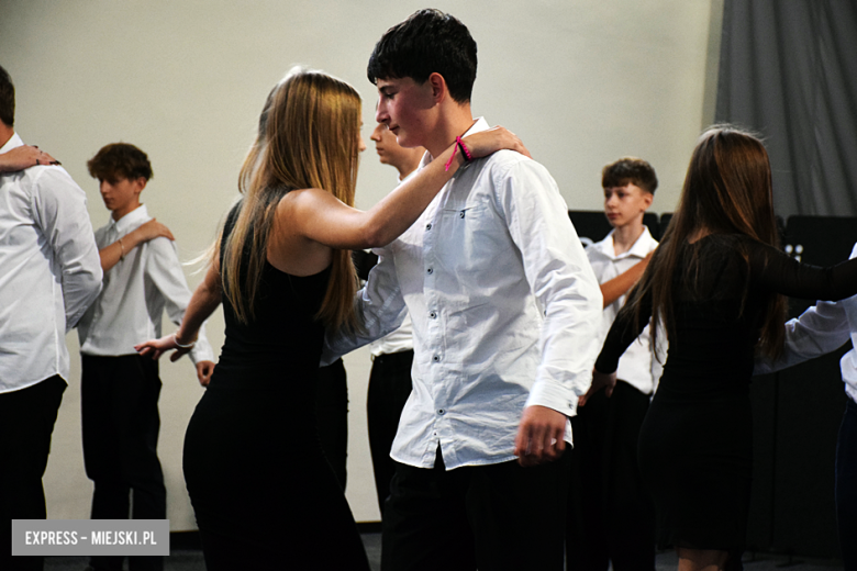 Uroczysty apel z okazji Dnia Edukacji Narodowej i pasowanie pierwszaków