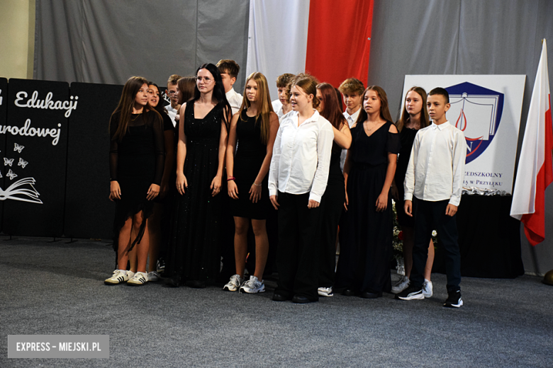 Uroczysty apel z okazji Dnia Edukacji Narodowej i pasowanie pierwszaków