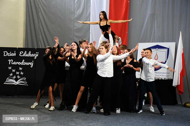 Uroczysty apel z okazji Dnia Edukacji Narodowej i pasowanie pierwszaków