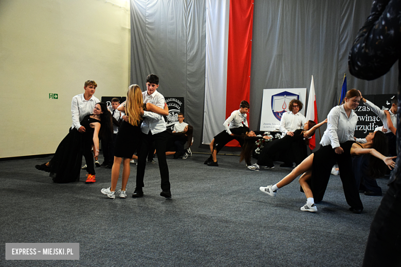 Uroczysty apel z okazji Dnia Edukacji Narodowej i pasowanie pierwszaków