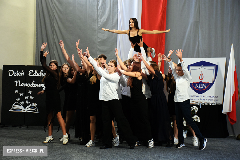 Uroczysty apel z okazji Dnia Edukacji Narodowej i pasowanie pierwszaków