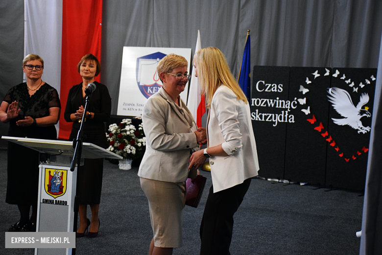 Uroczysty apel z okazji Dnia Edukacji Narodowej i pasowanie pierwszaków