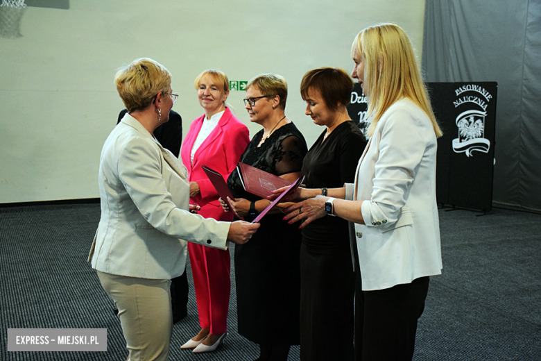 Uroczysty apel z okazji Dnia Edukacji Narodowej i pasowanie pierwszaków