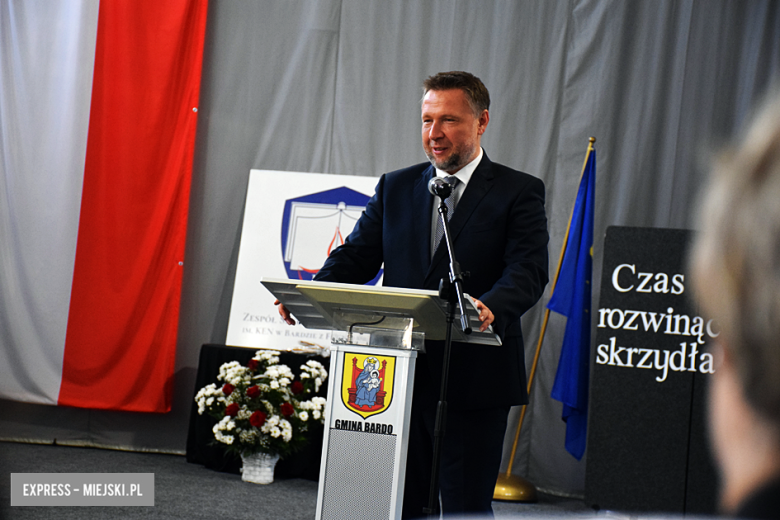 Uroczysty apel z okazji Dnia Edukacji Narodowej i pasowanie pierwszaków