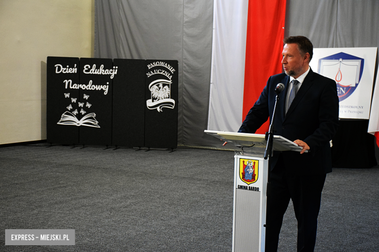 Uroczysty apel z okazji Dnia Edukacji Narodowej i pasowanie pierwszaków