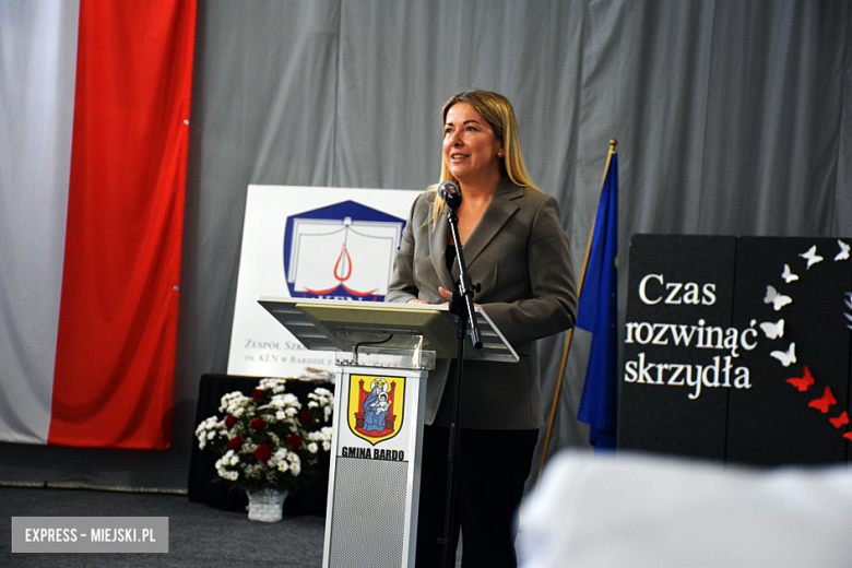 Uroczysty apel z okazji Dnia Edukacji Narodowej i pasowanie pierwszaków