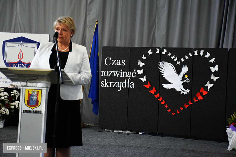 Uroczysty apel z okazji Dnia Edukacji Narodowej i pasowanie pierwszaków