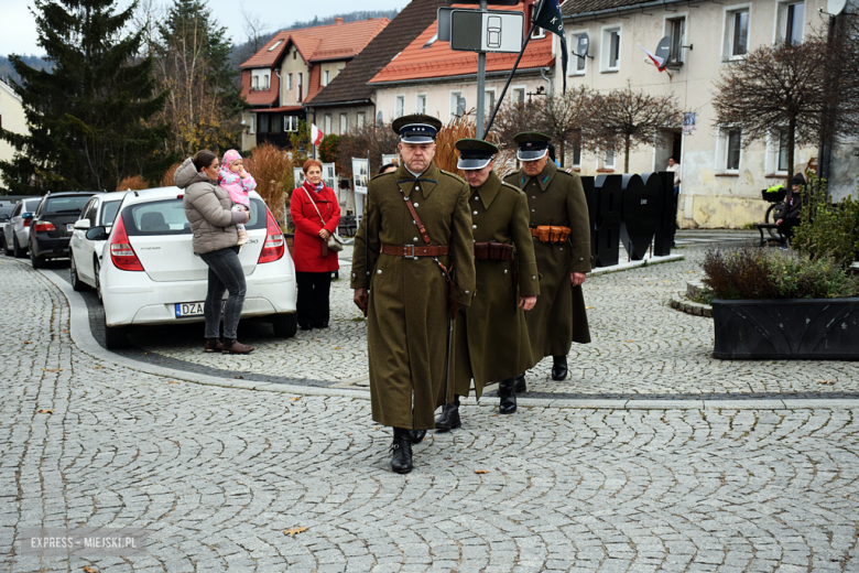 „To nasz wspólny hołd dla bohaterów”. W Bardzie odsłonięto pomnik Poległym za Ojczyznę [foto]