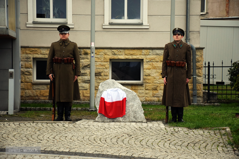 „To nasz wspólny hołd dla bohaterów”. W Bardzie odsłonięto pomnik Poległym za Ojczyznę [foto]