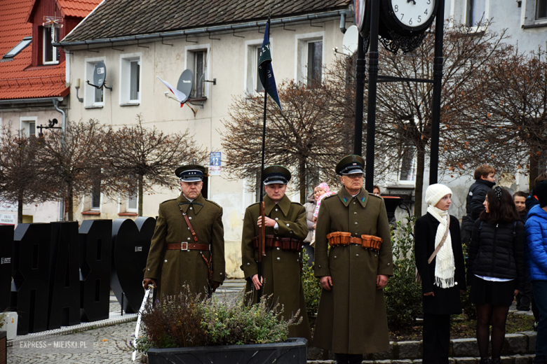 „To nasz wspólny hołd dla bohaterów”. W Bardzie odsłonięto pomnik Poległym za Ojczyznę [foto]
