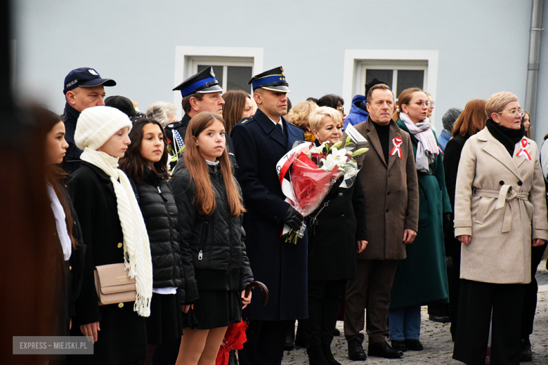 „To nasz wspólny hołd dla bohaterów”. W Bardzie odsłonięto pomnik Poległym za Ojczyznę [foto]