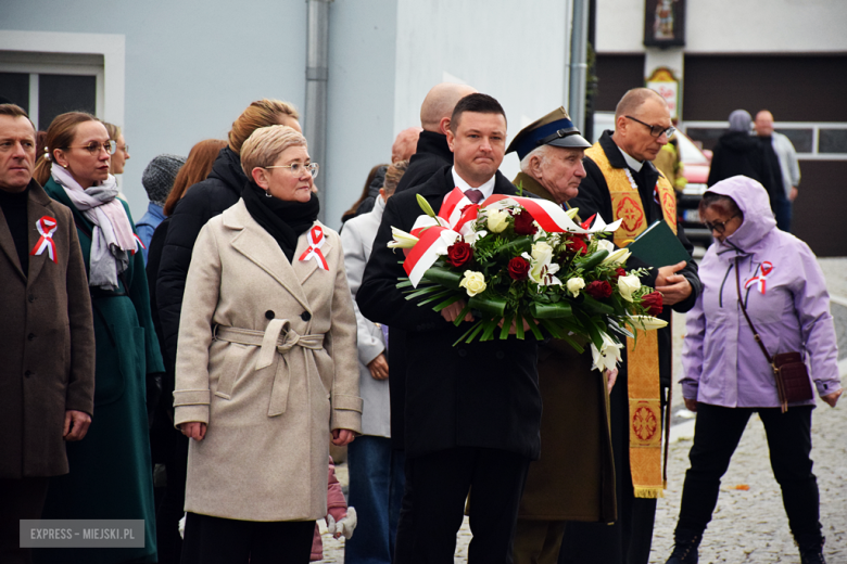 „To nasz wspólny hołd dla bohaterów”. W Bardzie odsłonięto pomnik Poległym za Ojczyznę [foto]