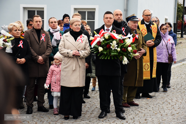 „To nasz wspólny hołd dla bohaterów”. W Bardzie odsłonięto pomnik Poległym za Ojczyznę [foto]