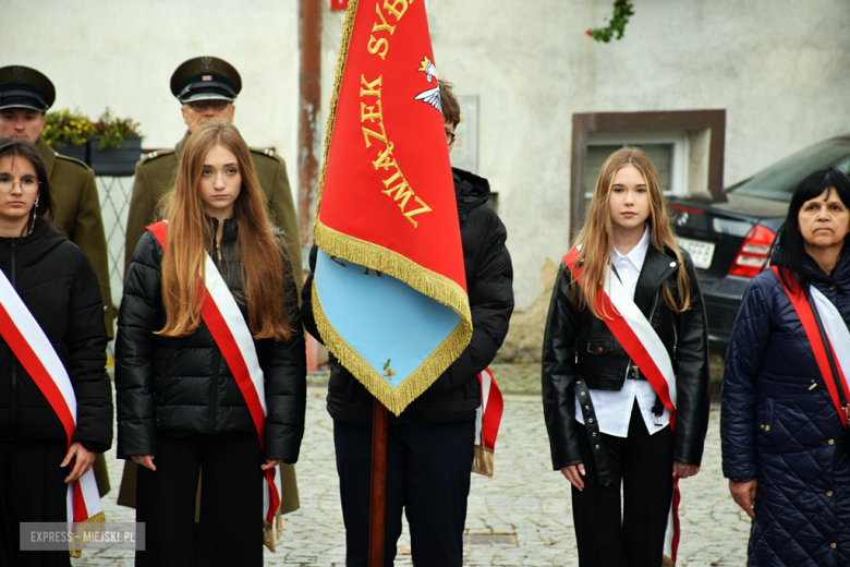 „To nasz wspólny hołd dla bohaterów”. W Bardzie odsłonięto pomnik Poległym za Ojczyznę [foto]