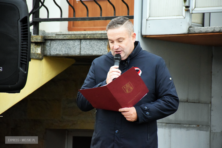 „To nasz wspólny hołd dla bohaterów”. W Bardzie odsłonięto pomnik Poległym za Ojczyznę [foto]