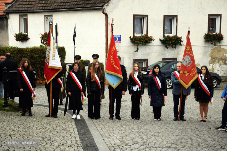 „To nasz wspólny hołd dla bohaterów”. W Bardzie odsłonięto pomnik Poległym za Ojczyznę [foto]