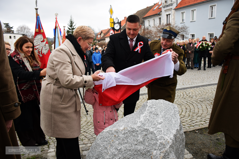 „To nasz wspólny hołd dla bohaterów”. W Bardzie odsłonięto pomnik Poległym za Ojczyznę [foto]