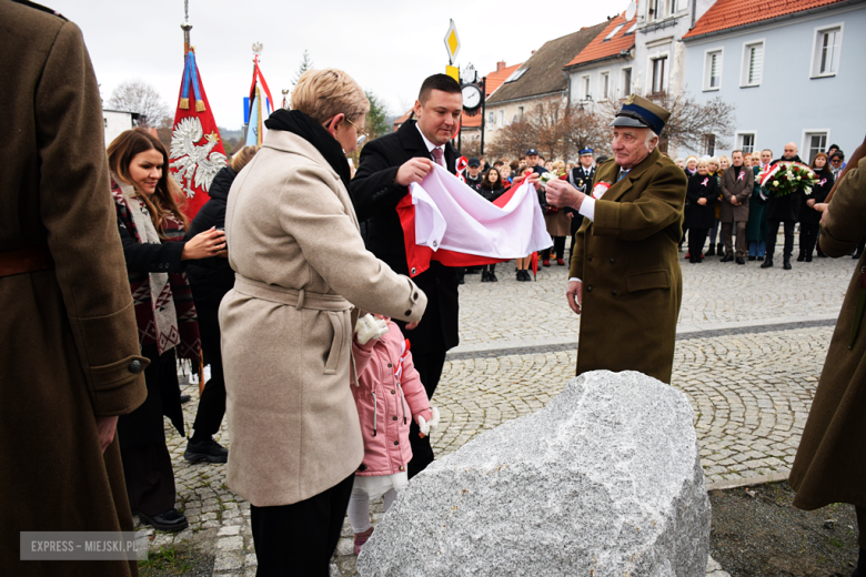 „To nasz wspólny hołd dla bohaterów”. W Bardzie odsłonięto pomnik Poległym za Ojczyznę [foto]