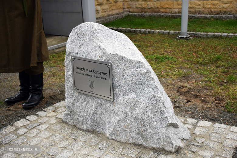 „To nasz wspólny hołd dla bohaterów”. W Bardzie odsłonięto pomnik Poległym za Ojczyznę [foto]