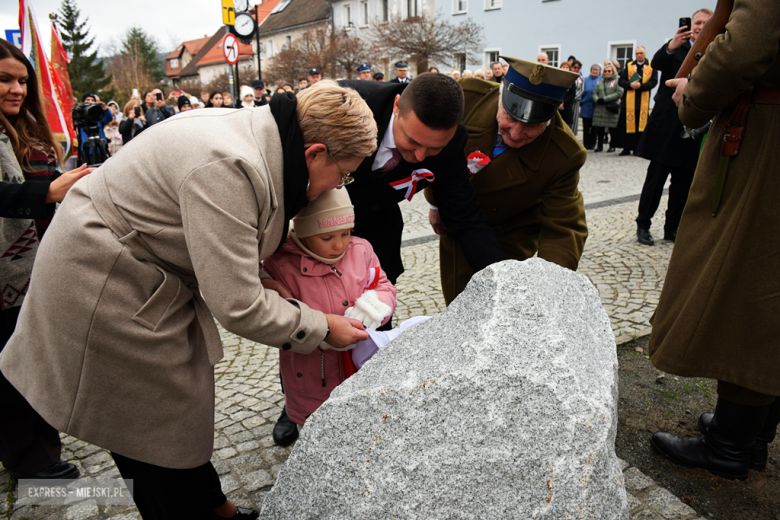 „To nasz wspólny hołd dla bohaterów”. W Bardzie odsłonięto pomnik Poległym za Ojczyznę [foto]