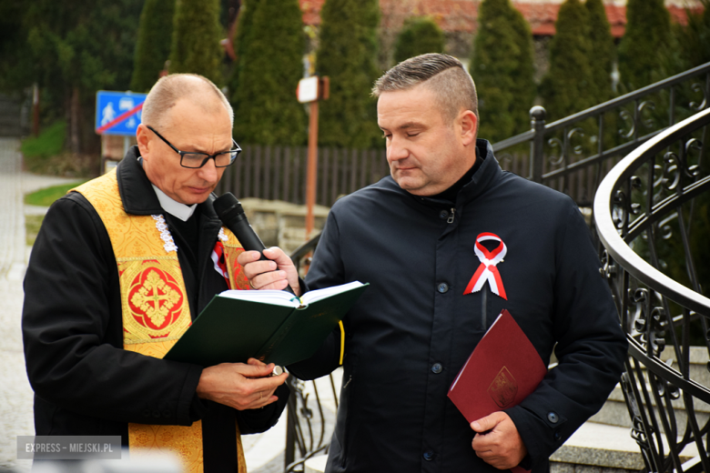 „To nasz wspólny hołd dla bohaterów”. W Bardzie odsłonięto pomnik Poległym za Ojczyznę [foto]