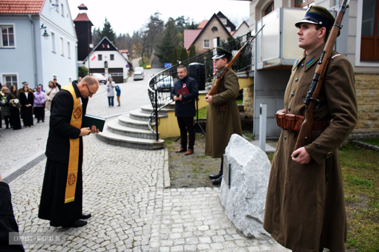 „To nasz wspólny hołd dla bohaterów”. W Bardzie odsłonięto pomnik Poległym za Ojczyznę [foto]