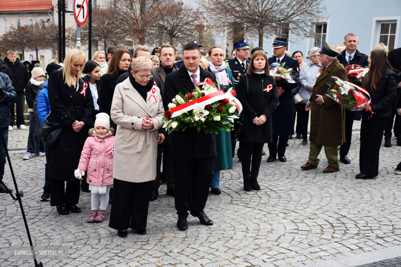 „To nasz wspólny hołd dla bohaterów”. W Bardzie odsłonięto pomnik Poległym za Ojczyznę [foto]