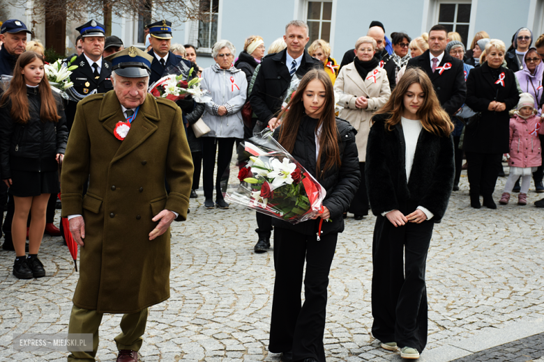 „To nasz wspólny hołd dla bohaterów”. W Bardzie odsłonięto pomnik Poległym za Ojczyznę [foto]