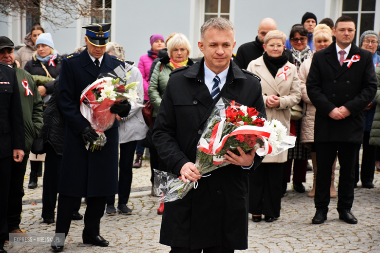 „To nasz wspólny hołd dla bohaterów”. W Bardzie odsłonięto pomnik Poległym za Ojczyznę [foto]