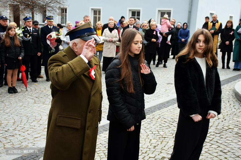 „To nasz wspólny hołd dla bohaterów”. W Bardzie odsłonięto pomnik Poległym za Ojczyznę [foto]