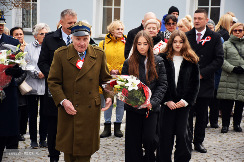 „To nasz wspólny hołd dla bohaterów”. W Bardzie odsłonięto pomnik Poległym za Ojczyznę [foto]