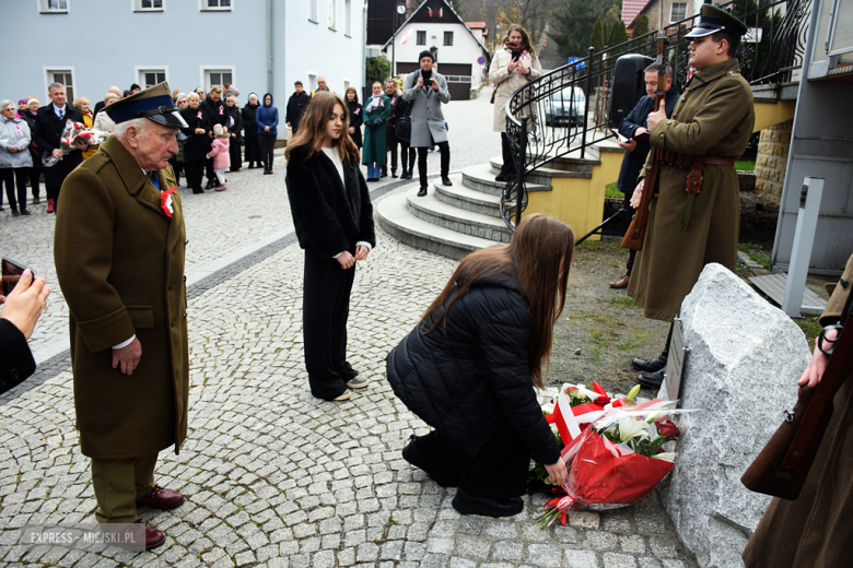 „To nasz wspólny hołd dla bohaterów”. W Bardzie odsłonięto pomnik Poległym za Ojczyznę [foto]