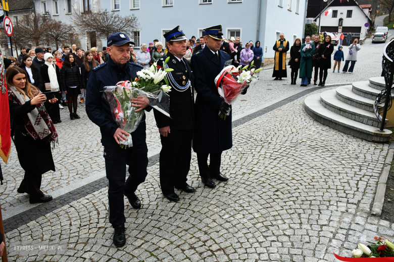 „To nasz wspólny hołd dla bohaterów”. W Bardzie odsłonięto pomnik Poległym za Ojczyznę [foto]