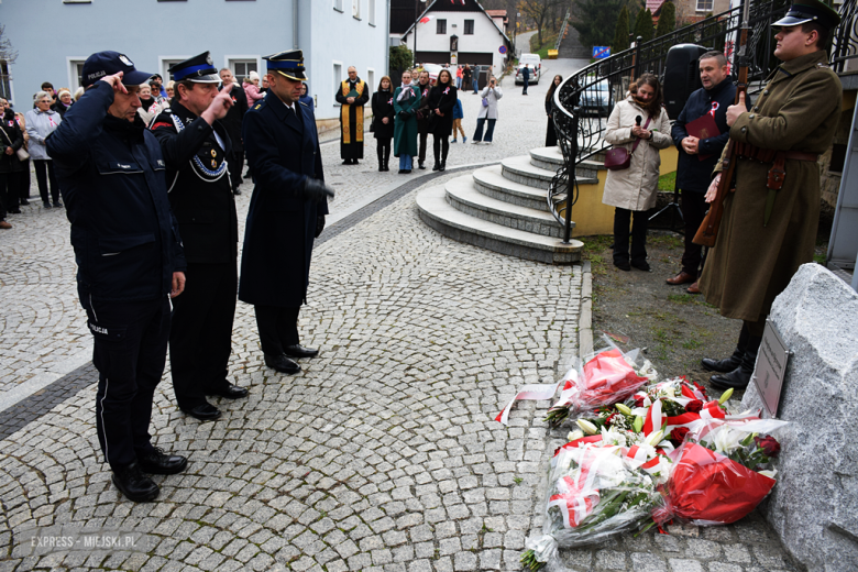 „To nasz wspólny hołd dla bohaterów”. W Bardzie odsłonięto pomnik Poległym za Ojczyznę [foto]