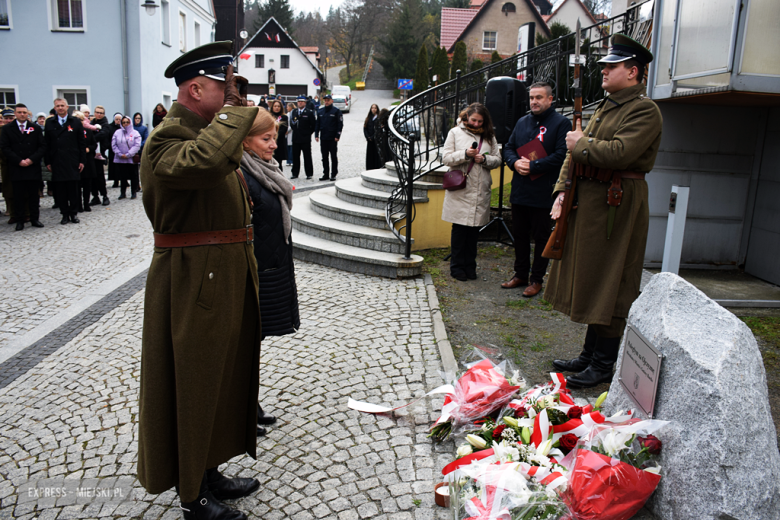 „To nasz wspólny hołd dla bohaterów”. W Bardzie odsłonięto pomnik Poległym za Ojczyznę [foto]