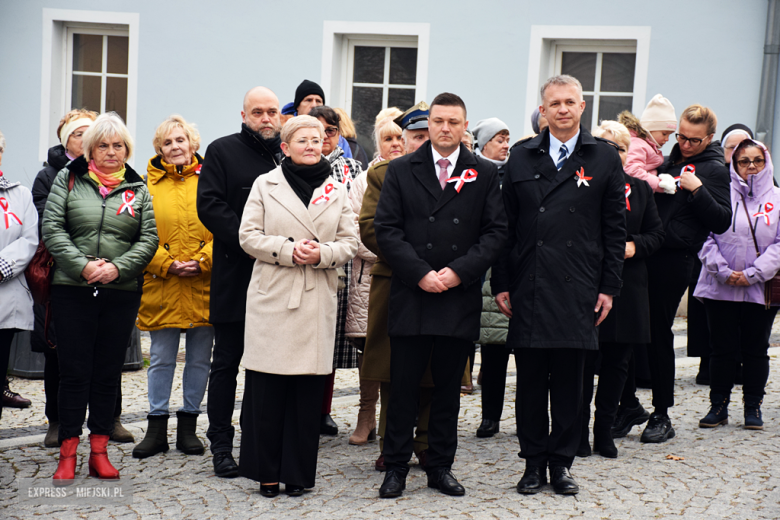 „To nasz wspólny hołd dla bohaterów”. W Bardzie odsłonięto pomnik Poległym za Ojczyznę [foto]
