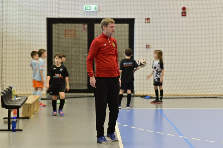 Sześcio i siedmiolatki rywalizowały w Mikołajkowym Turnieju Piłki Nożnej o Puchar Burmistrza Ziębic 