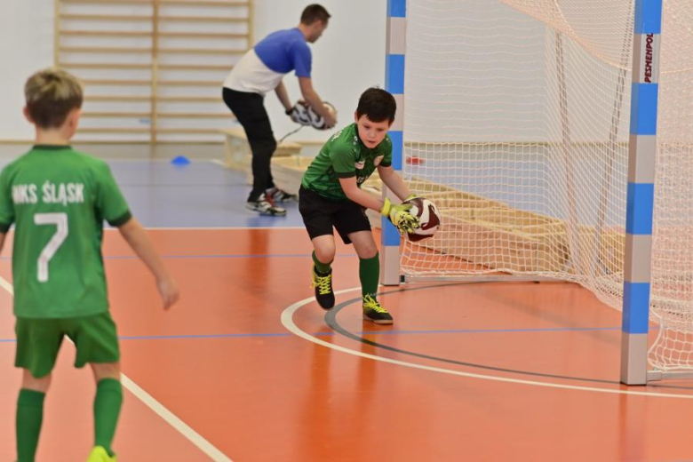 Sześcio i siedmiolatki rywalizowały w Mikołajkowym Turnieju Piłki Nożnej o Puchar Burmistrza Ziębic 
