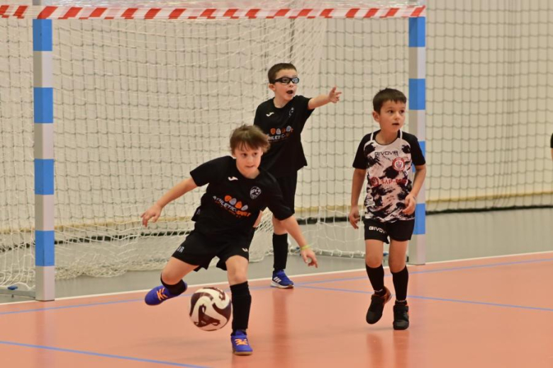 Sześcio i siedmiolatki rywalizowały w Mikołajkowym Turnieju Piłki Nożnej o Puchar Burmistrza Ziębic 