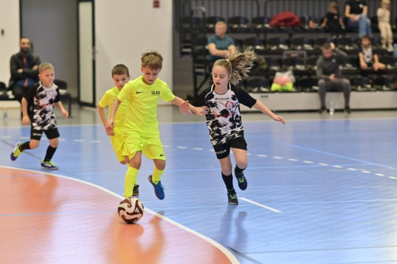 Sześcio i siedmiolatki rywalizowały w Mikołajkowym Turnieju Piłki Nożnej o Puchar Burmistrza Ziębic 