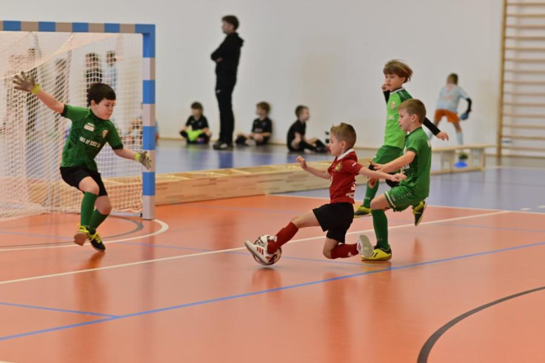Sześcio i siedmiolatki rywalizowały w Mikołajkowym Turnieju Piłki Nożnej o Puchar Burmistrza Ziębic 