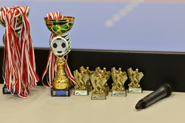 Sześcio i siedmiolatki rywalizowały w Mikołajkowym Turnieju Piłki Nożnej o Puchar Burmistrza Ziębic 