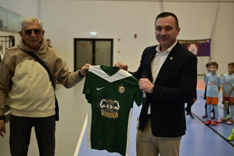 Sześcio i siedmiolatki rywalizowały w Mikołajkowym Turnieju Piłki Nożnej o Puchar Burmistrza Ziębic 