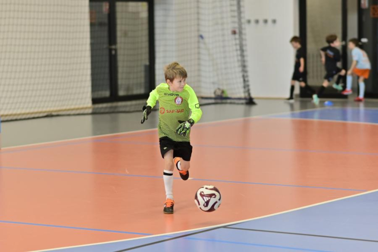 Sześcio i siedmiolatki rywalizowały w Mikołajkowym Turnieju Piłki Nożnej o Puchar Burmistrza Ziębic 