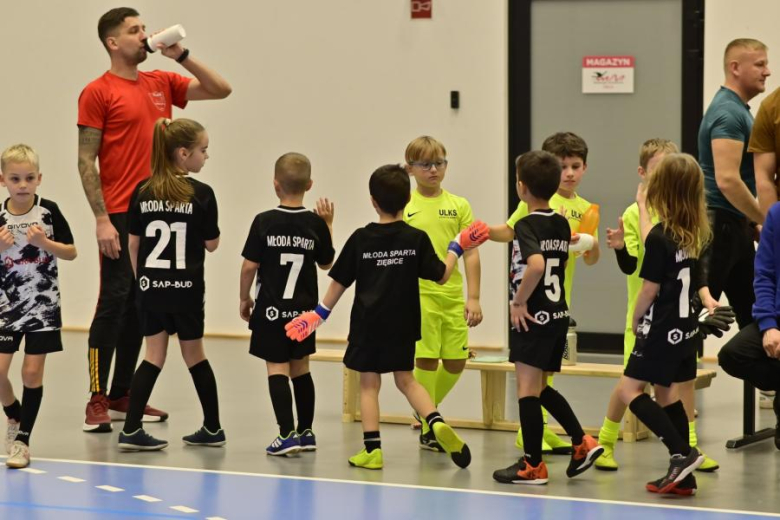 Sześcio i siedmiolatki rywalizowały w Mikołajkowym Turnieju Piłki Nożnej o Puchar Burmistrza Ziębic 