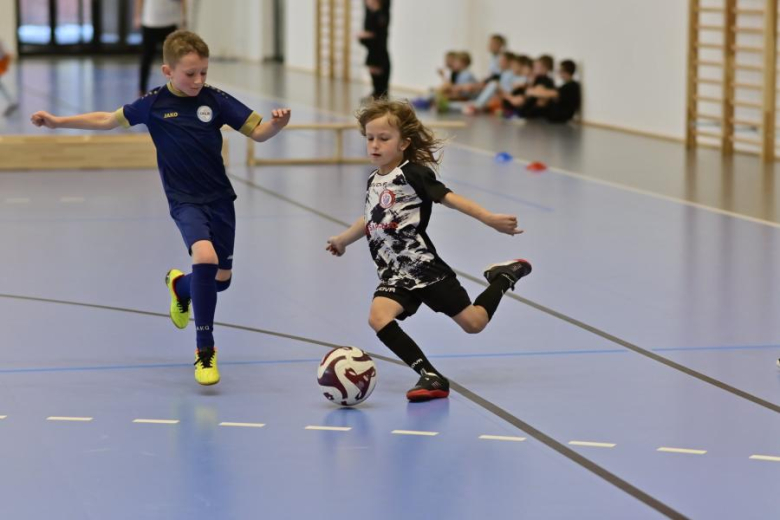 Sześcio i siedmiolatki rywalizowały w Mikołajkowym Turnieju Piłki Nożnej o Puchar Burmistrza Ziębic 