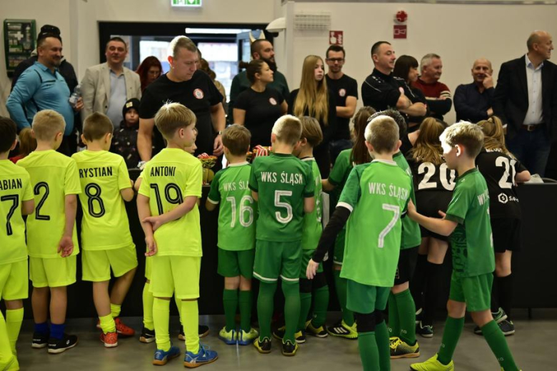 Sześcio i siedmiolatki rywalizowały w Mikołajkowym Turnieju Piłki Nożnej o Puchar Burmistrza Ziębic 