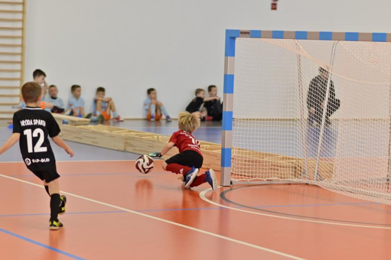 Sześcio i siedmiolatki rywalizowały w Mikołajkowym Turnieju Piłki Nożnej o Puchar Burmistrza Ziębic 