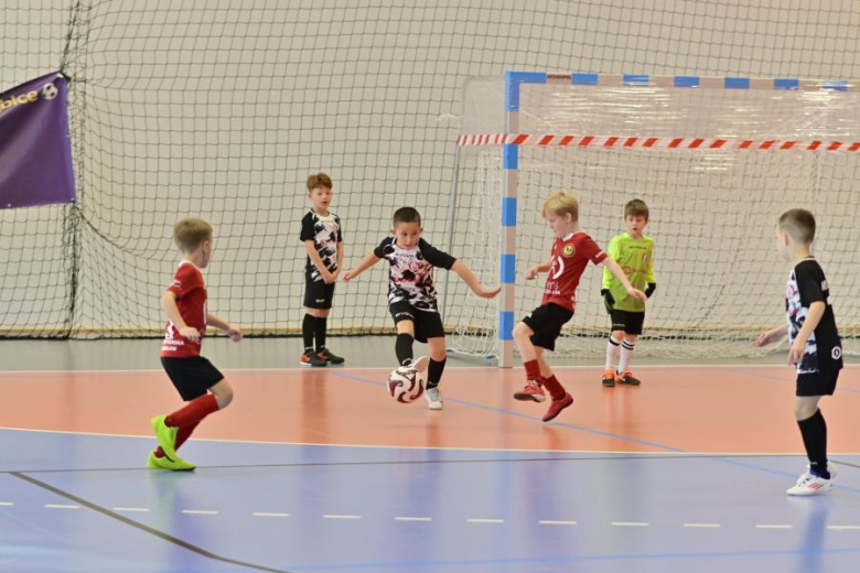 Sześcio i siedmiolatki rywalizowały w Mikołajkowym Turnieju Piłki Nożnej o Puchar Burmistrza Ziębic 