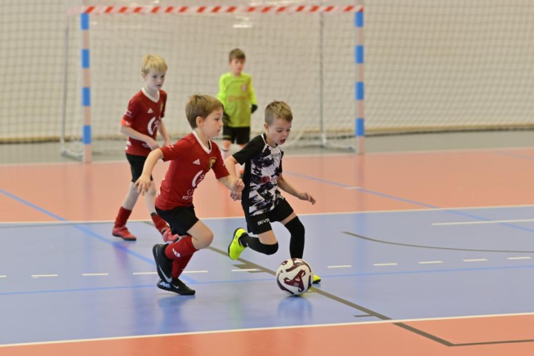 Sześcio i siedmiolatki rywalizowały w Mikołajkowym Turnieju Piłki Nożnej o Puchar Burmistrza Ziębic 
